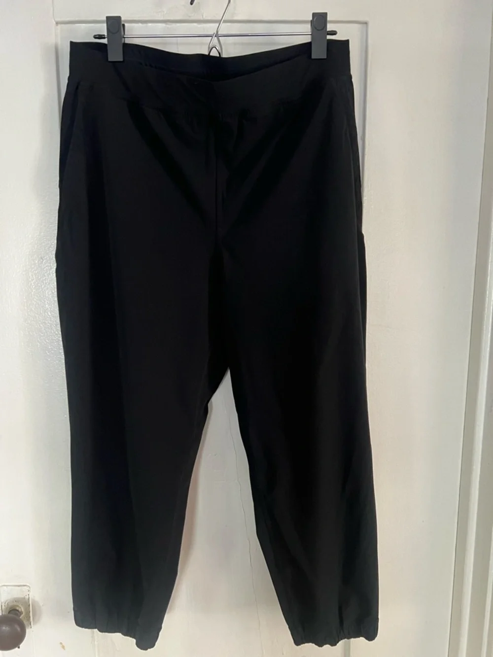 Lululemon Black Cropped Joggers. SIZE 10.